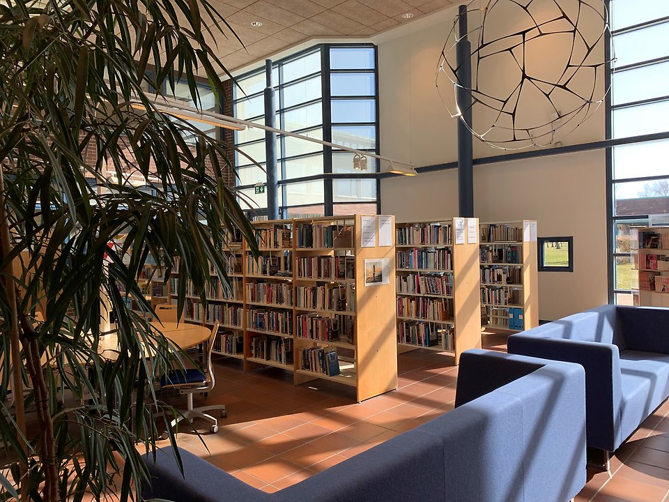 Soffa och böcker i Kullagymnasiets bibliotek